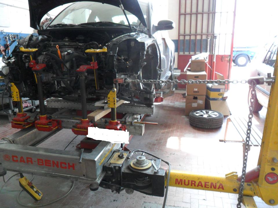 Auto sul banco di riscontro in officina