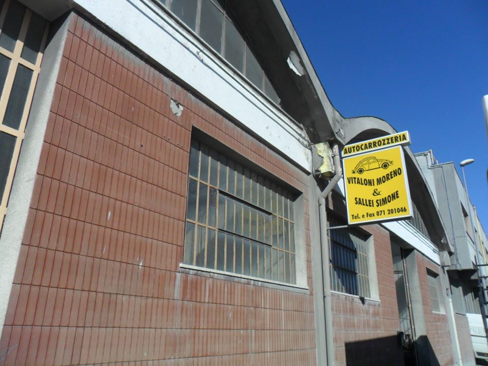 Esterno dell'autocarrozzeria in via Luigi Einaudi