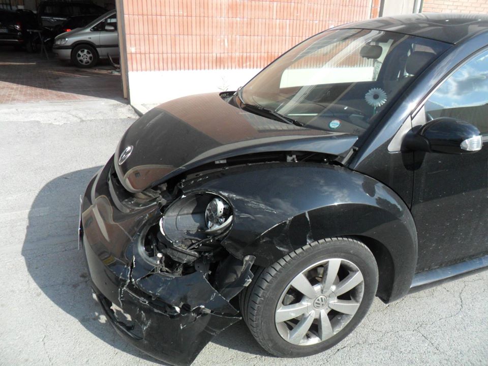Danno anteriore su un'auto nera