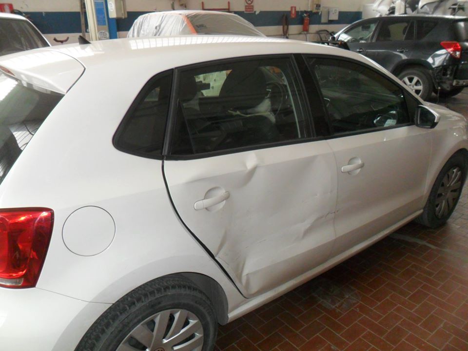 Danno laterale su un'auto bianca