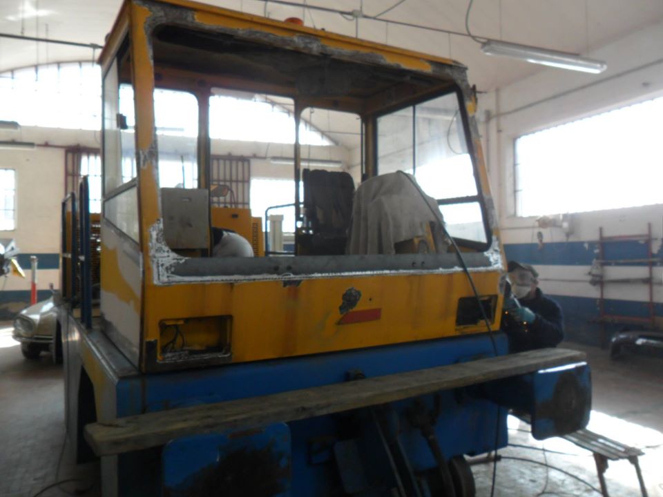 Mezzo industriale durante la riparazione di carrozzeria